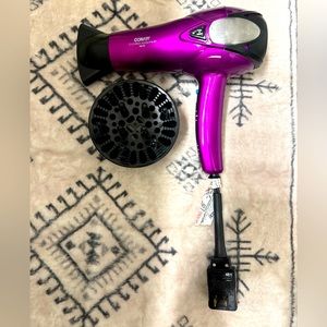 Conair cord keeper Blowdryer with 2 attachments.